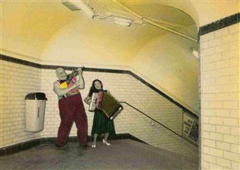 En accordéoniste dans le métro parisien